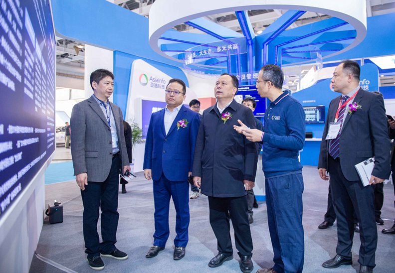 湖南省人大常委会副主任周农，工信部、交通部及湖南省、长沙市与会领导，以及当地交通行业代表和媒体等都莅临AK在线注册展区参观交流。